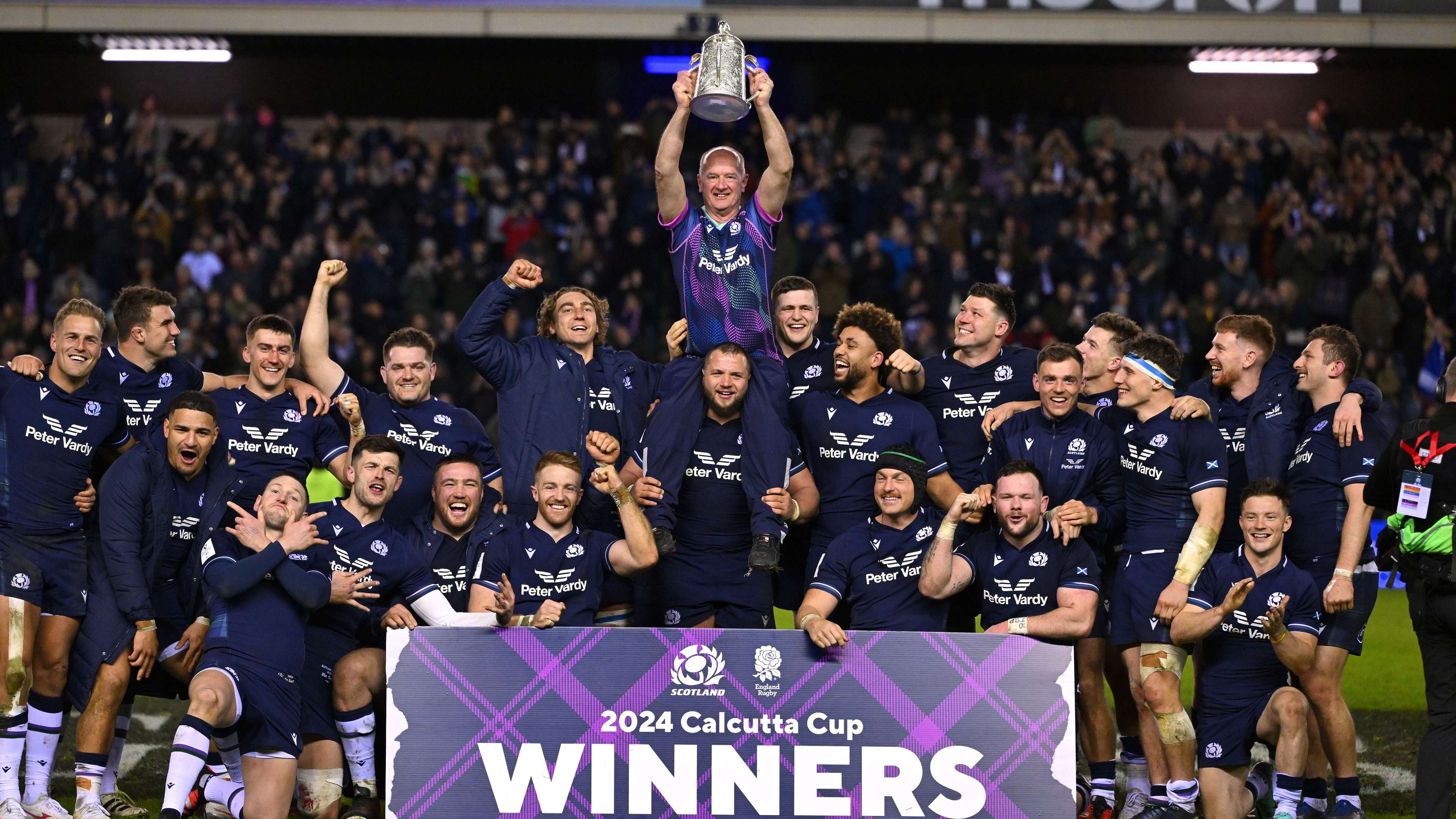 国足1-0战胜巴林.