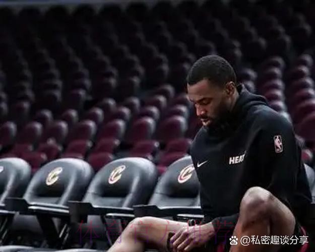 勇士主场为威金斯举办欢迎仪式，威金斯向现场球迷挥手致意